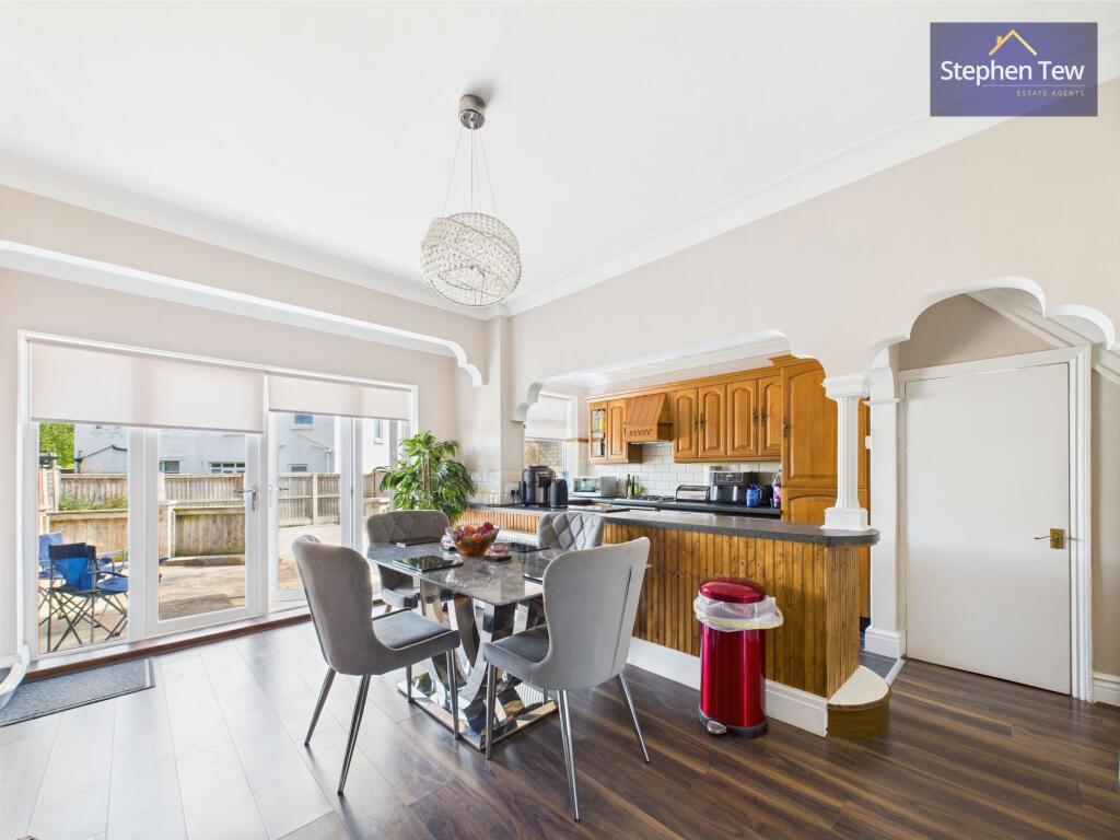 Kitchen/ Dining Room