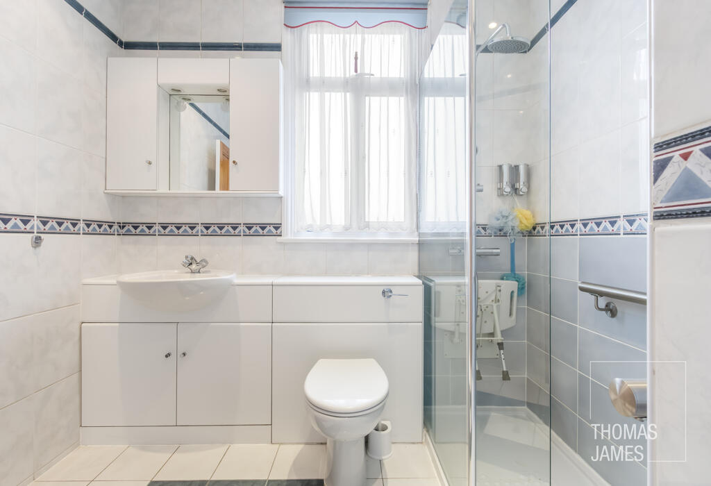 Berkshire Gardens, family bathroom