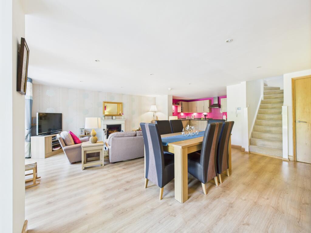 CAM01605G0-PR1050-STILL013