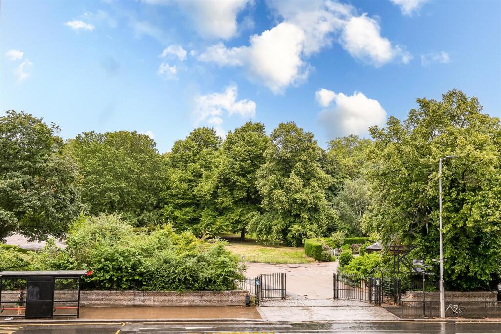 Hyde Park Gate  [Log