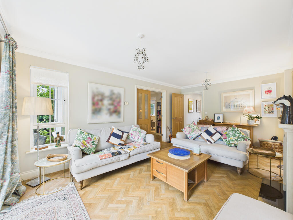 CAM02909G0-PR0439-STILL026