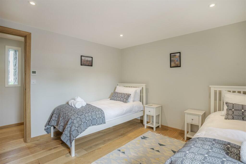 8508933-interior11.jpg