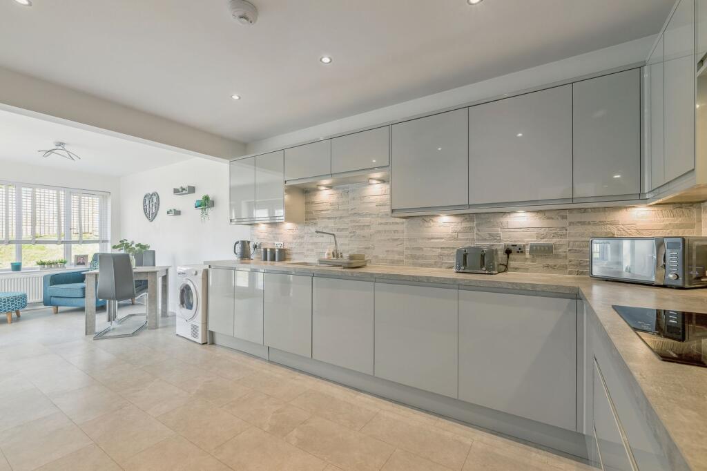 Kitchen / Dining Ara