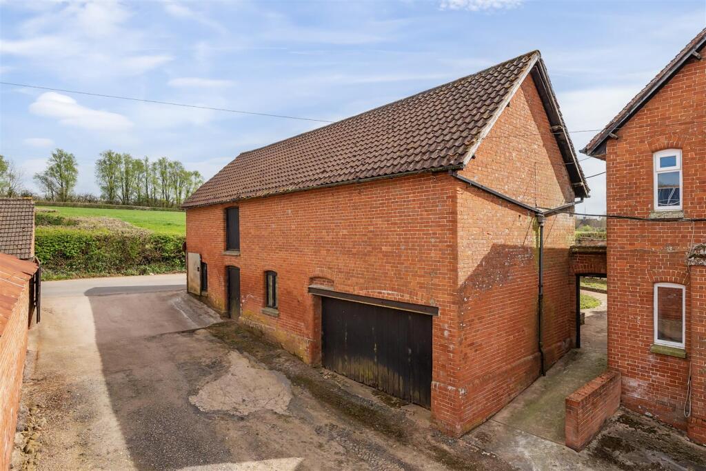 Page 3 bottom small right 1267102 (14).jpg