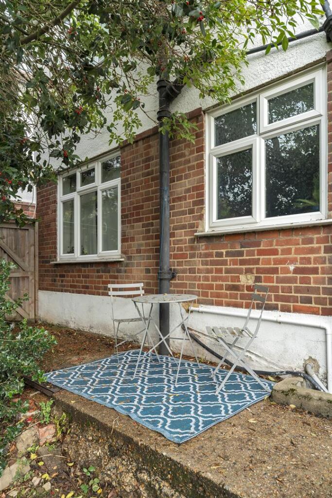 Onslow Gardens, E18