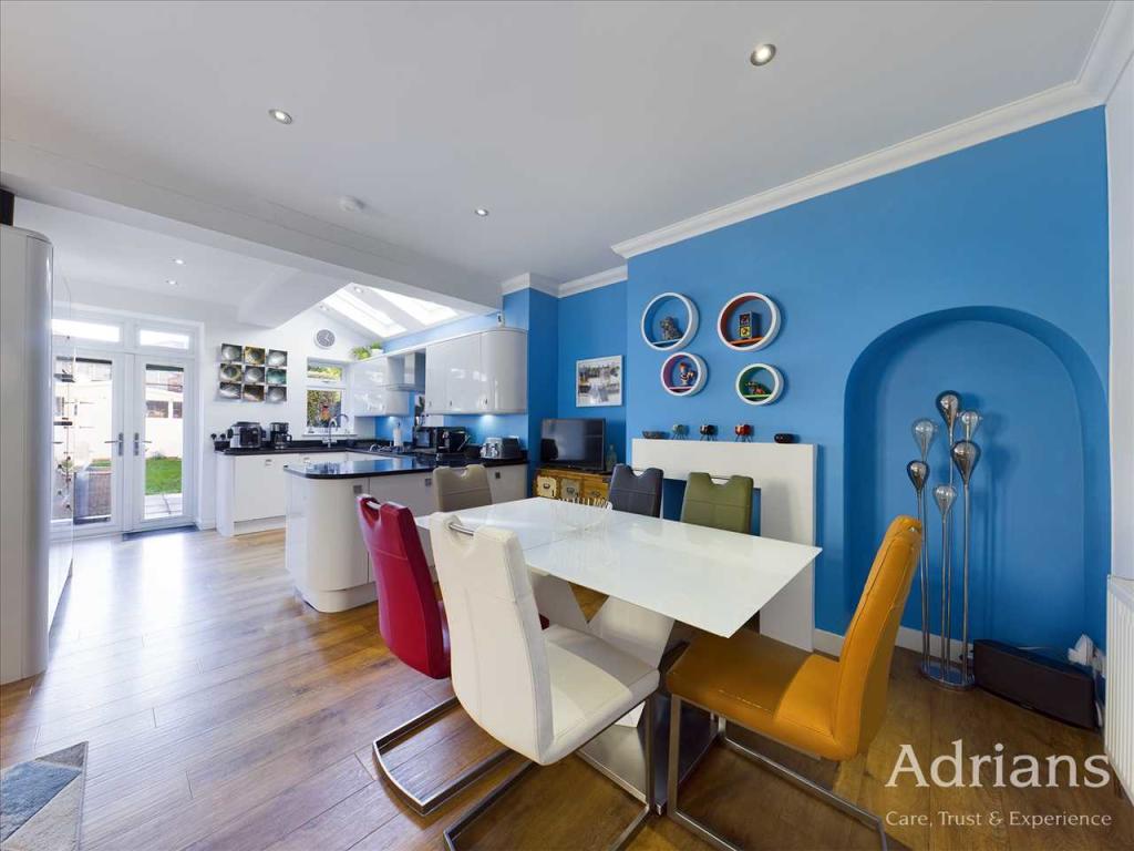 KITCHEN / DINING