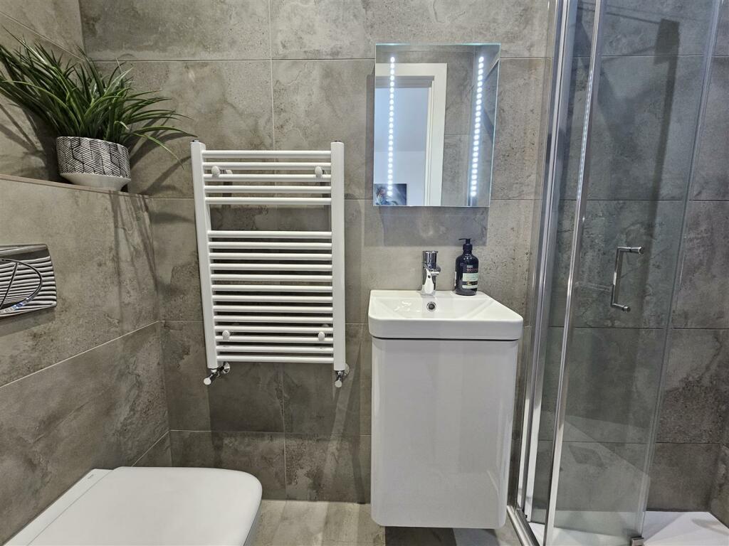 Ensuite Bed 3.jpg