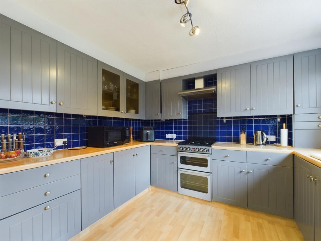 CAM02386G0-PR0112-STILL018