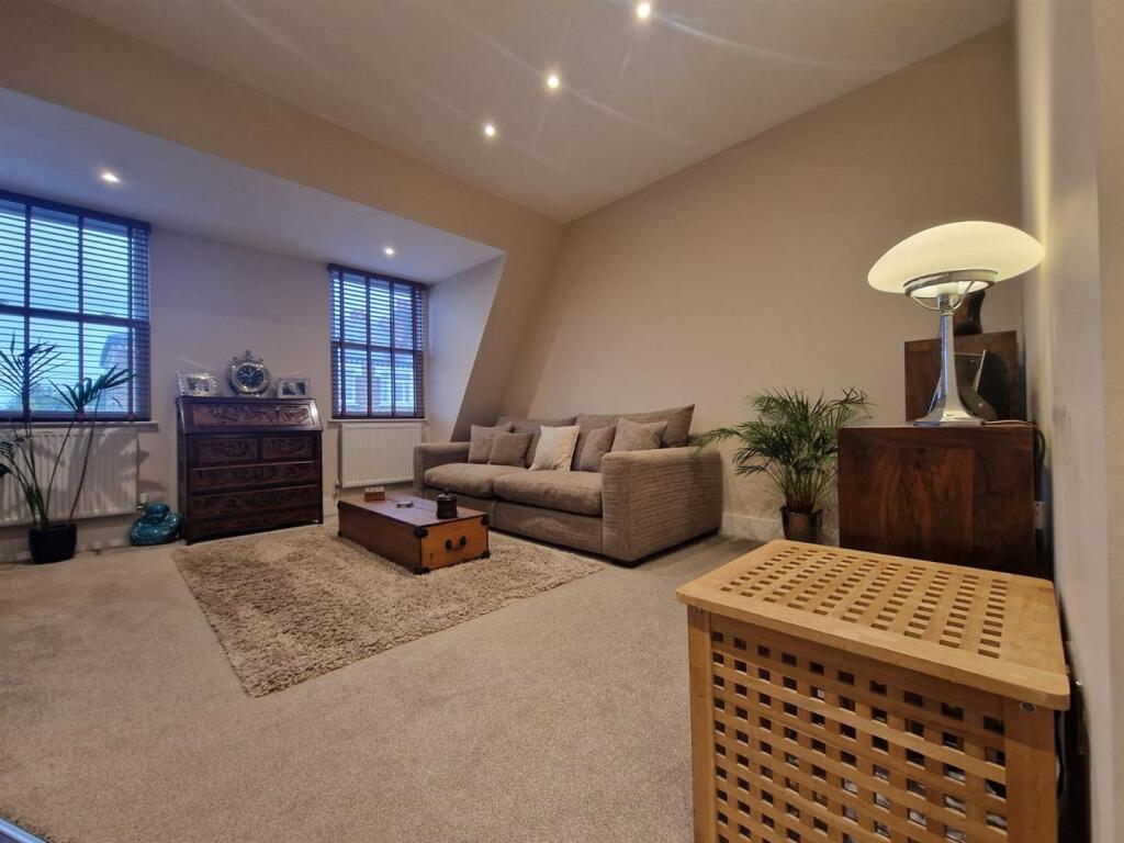 WhatsApp Image 2025-10-03 at 17.43.50.jpeg