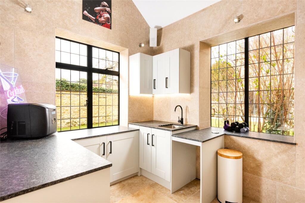 Pool House/Kitchen