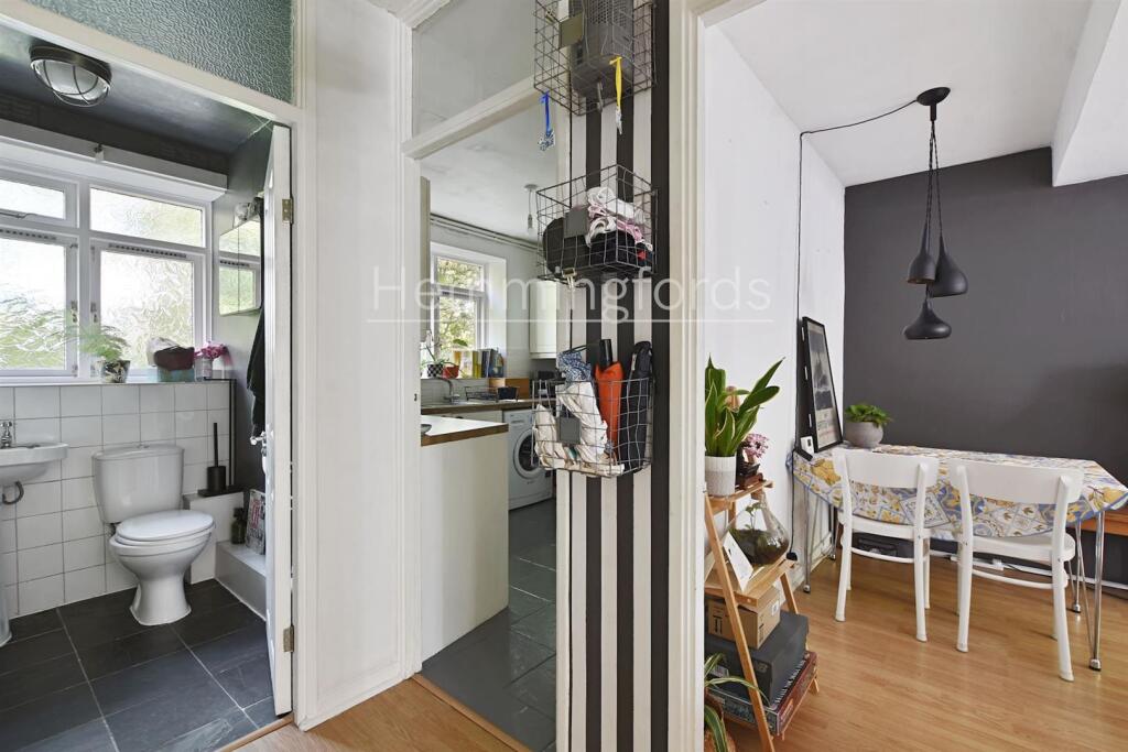 06-ba1eGCHMF - 34 Cluse Court - Hall 2 -Original (