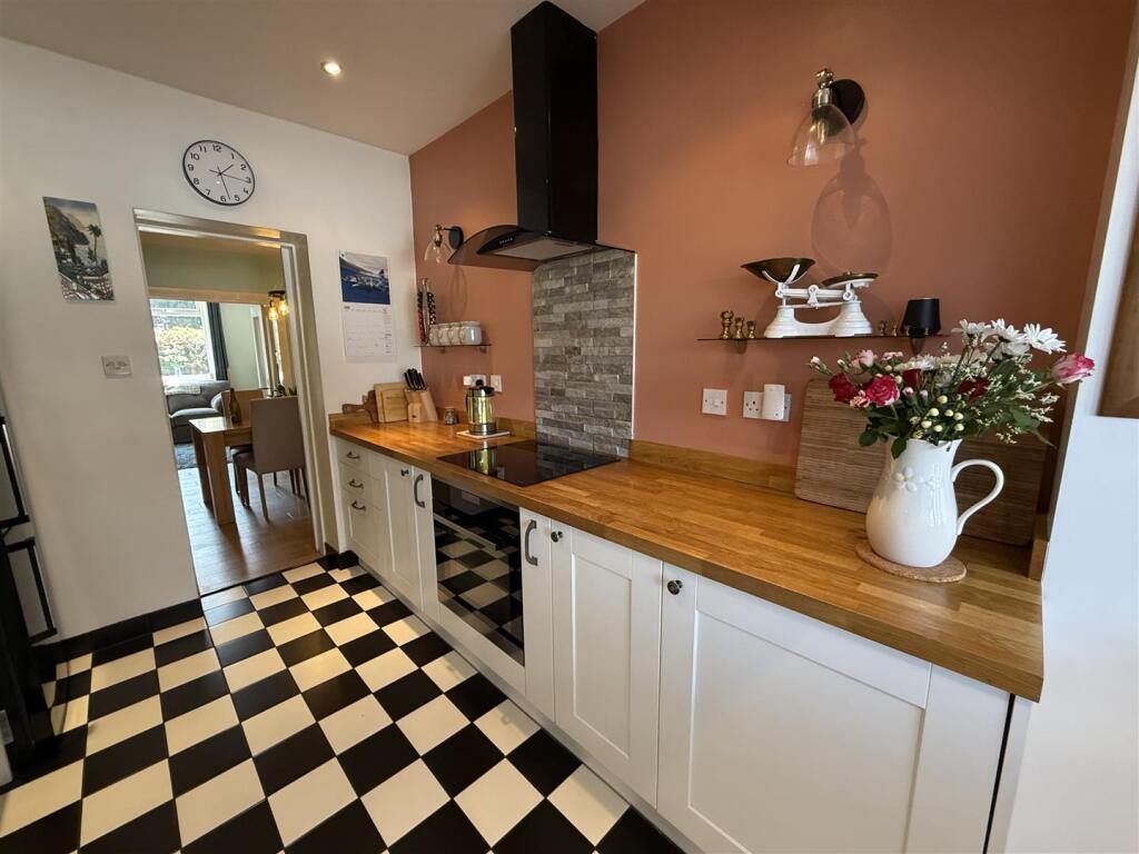 OPEN PLAN LOUNGE &amp; KITCHEN