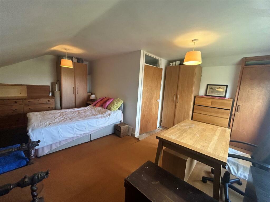 bed 1.jpg