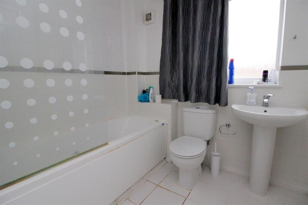 Main Bathroom.jpg