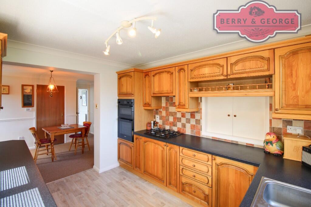 KITCHEN / BREAKFAST