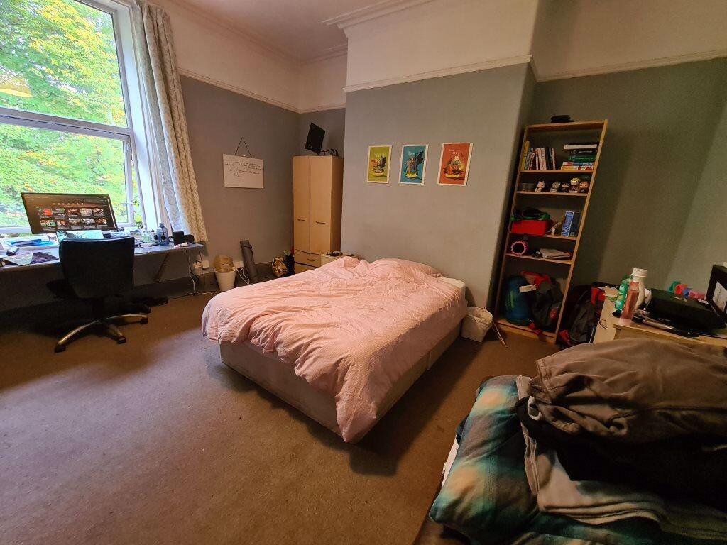 A cozy and well-maintained double bedroom featu...