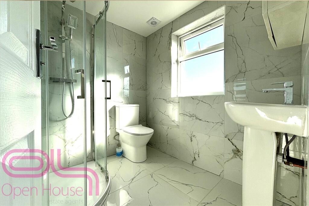 Raleigh Rd - En-suite.jpg