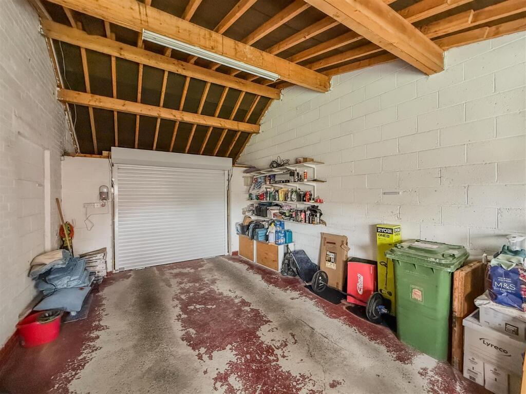 GARAGE (WITH UTILITY AREA)