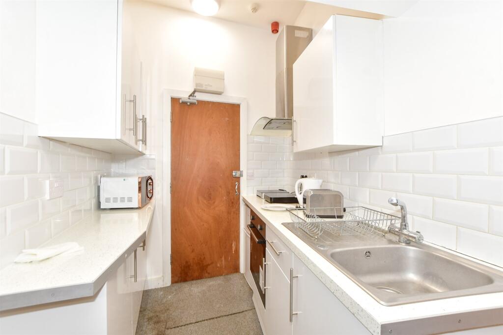 Lounge/ Bedroom/ Kitchen