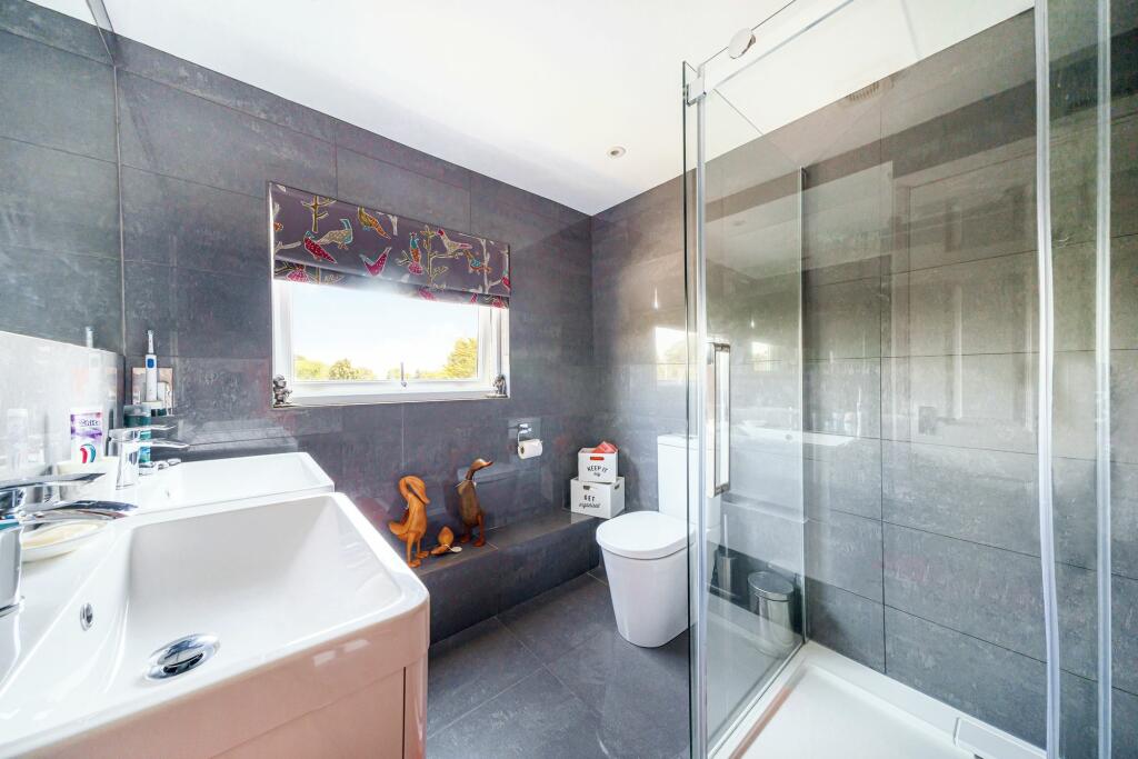 Master bedroom en-suit