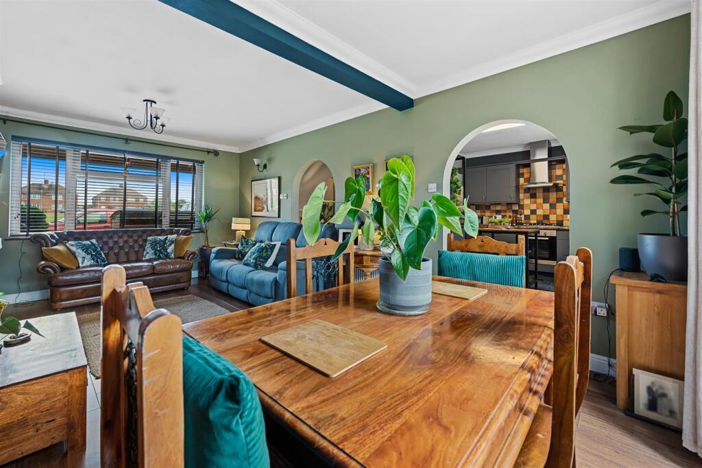 Lounge/Dining Room