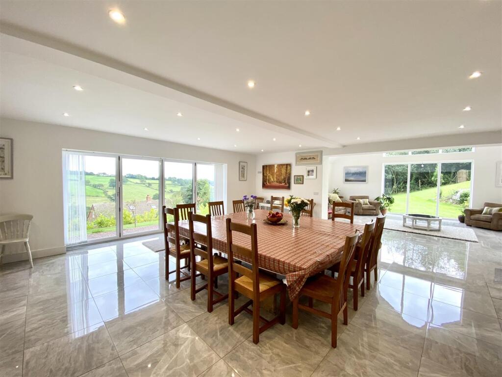 KICTHEN/DINING ROOM