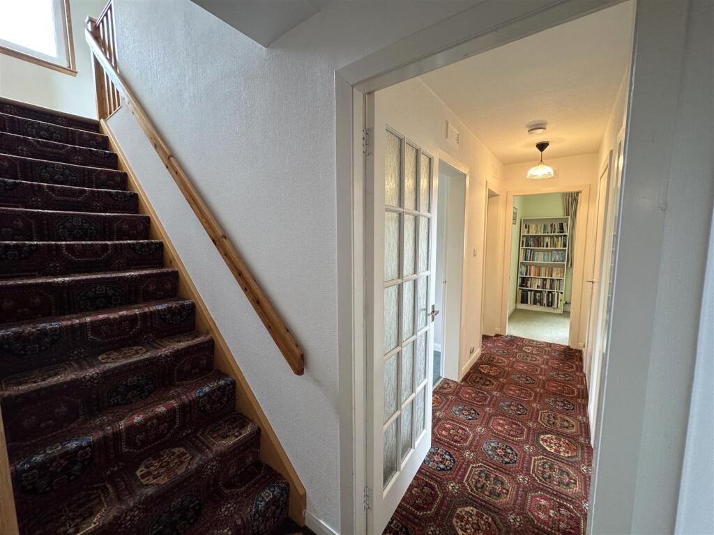 HALLWAY TO LANDING.JPG