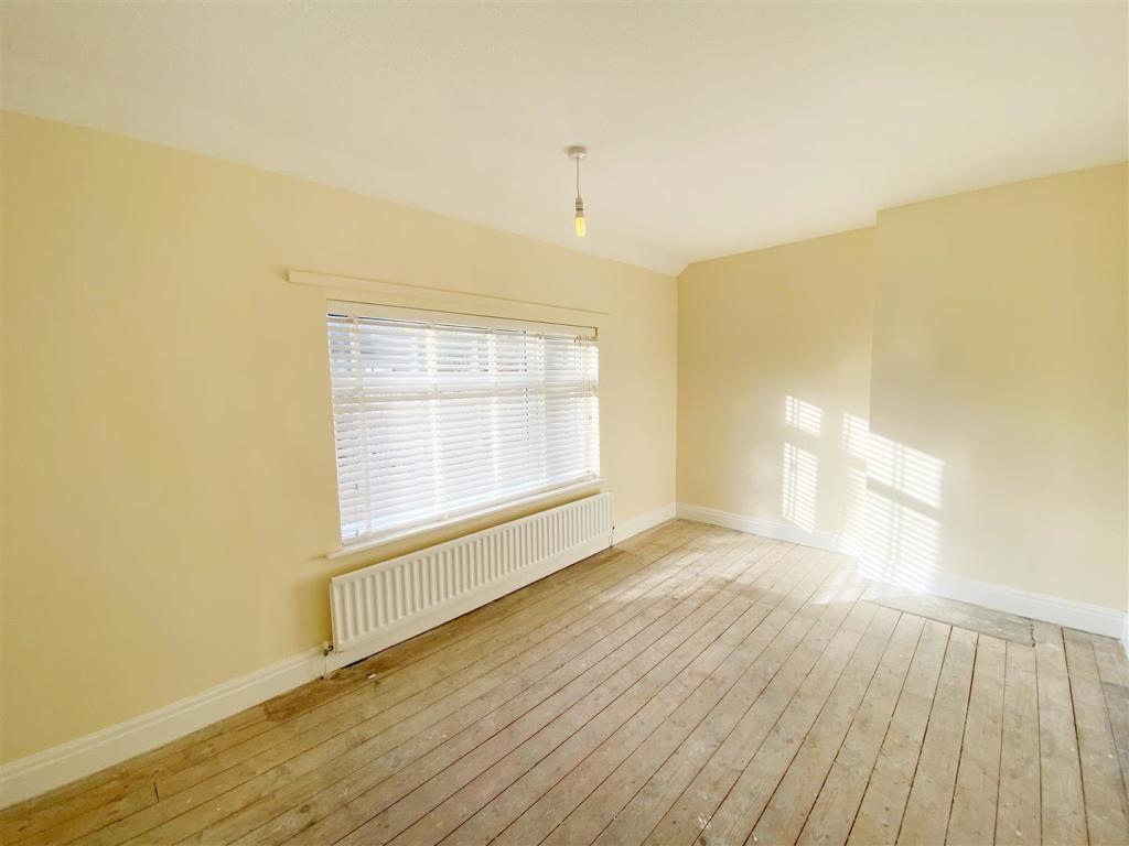 Bedroom 1 pic 1.jpg