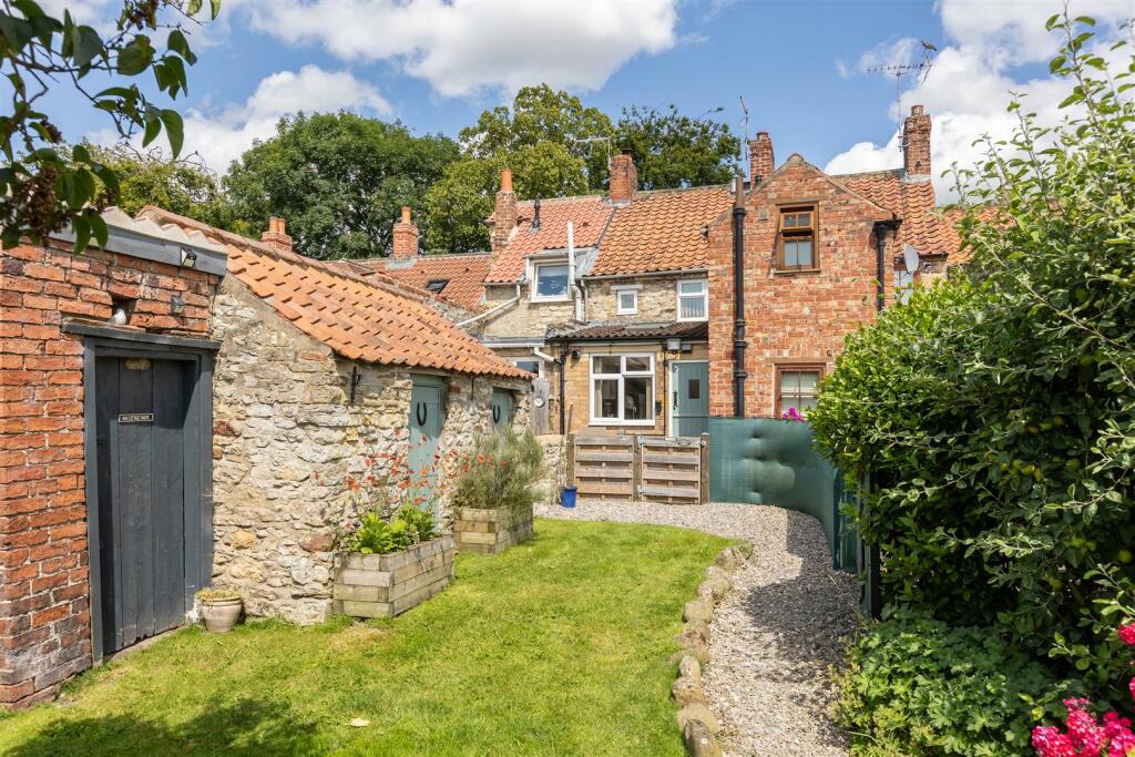 Kays Cottage External-8.jpg