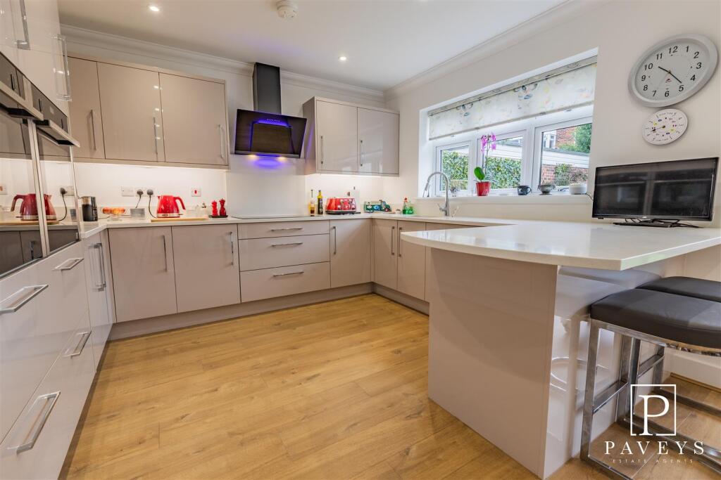 KITCHEN FAMILY ROOM