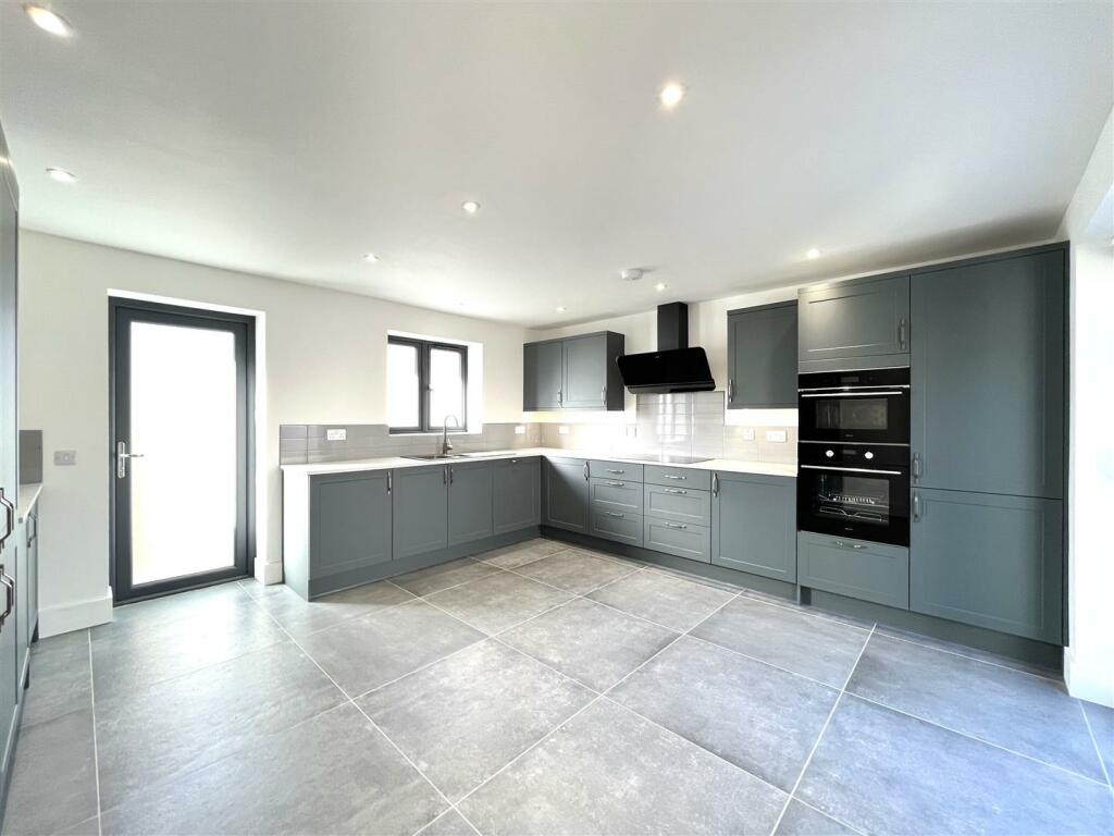 MAGNIFICENT DINING KITCHEN