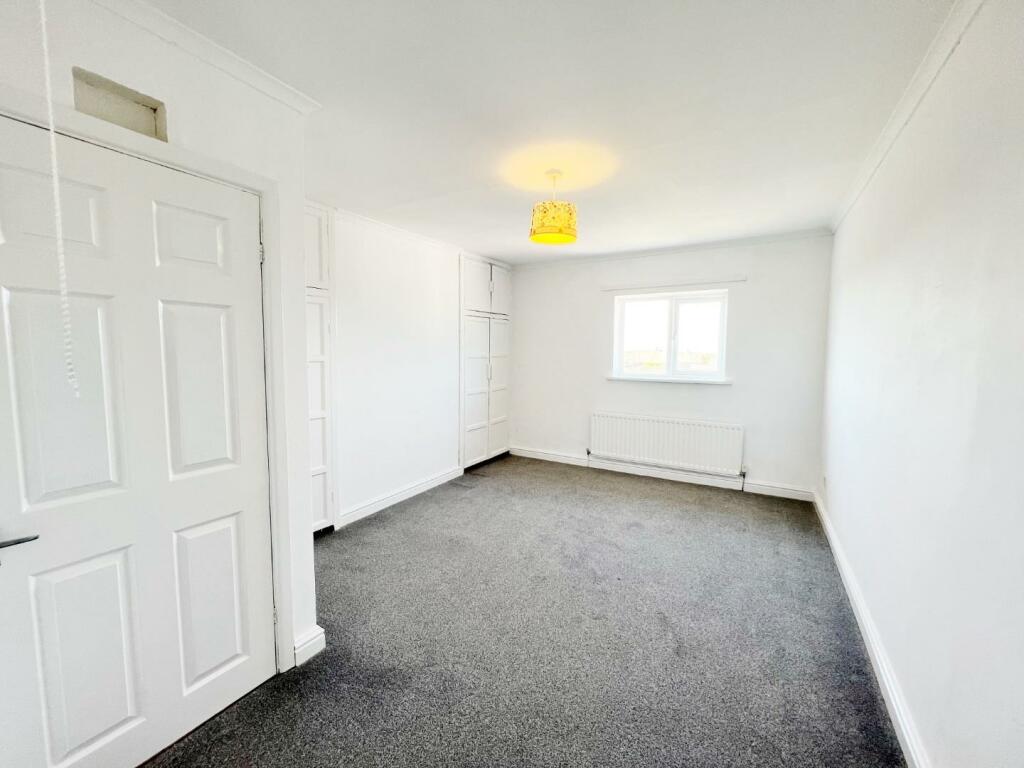 Bedroom 1 pic 1.jpg