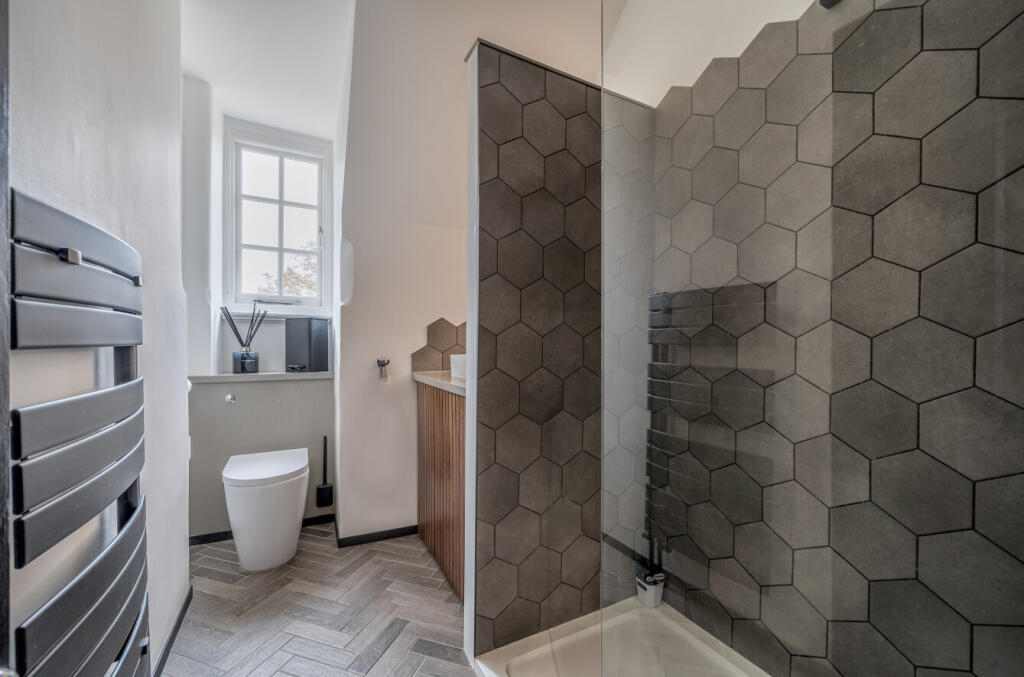 1374996-16-690dd0...