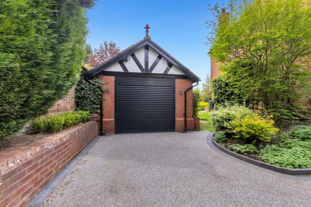 Detached garage