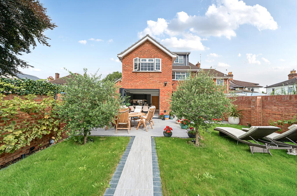 1330305-1-688b2cd...