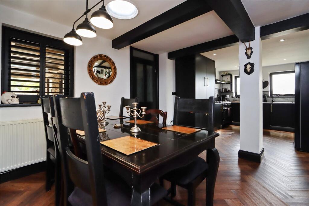 Kitchen Diner Pic 1
