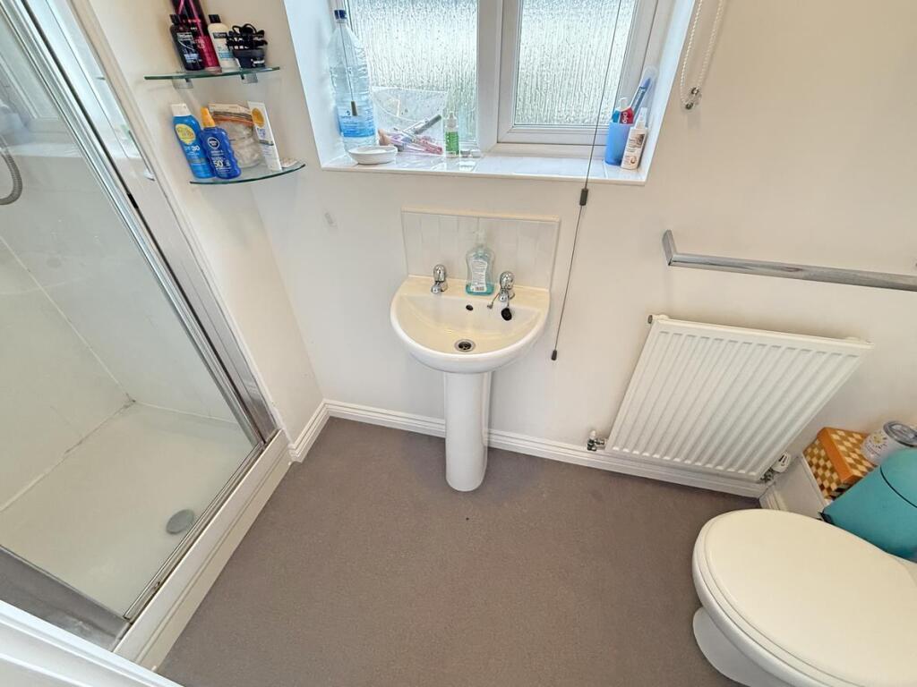 Samuel Bassett Avenue 50 - En Suite.jpg