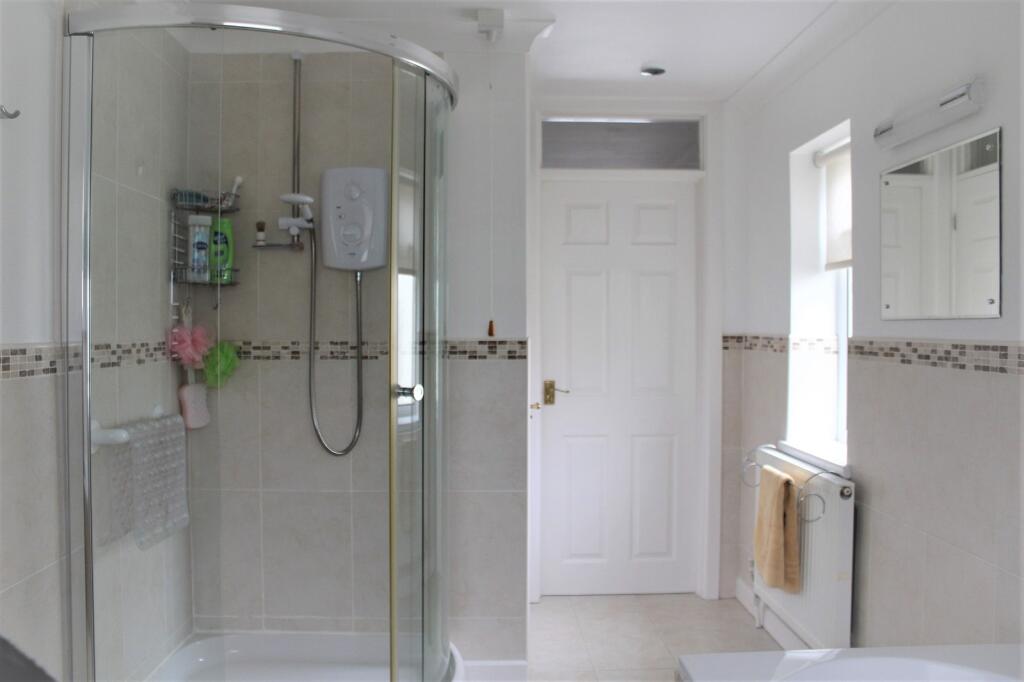 Jack &amp; Gill En-suite Bathroom 