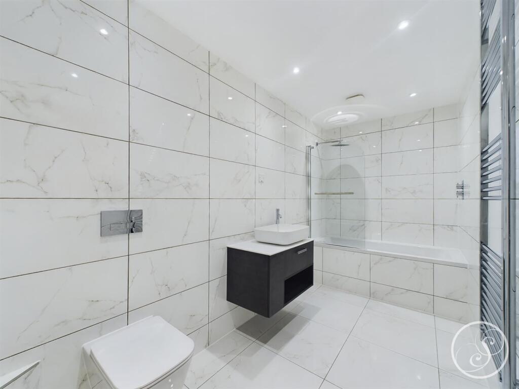 En-Suite Bathroom