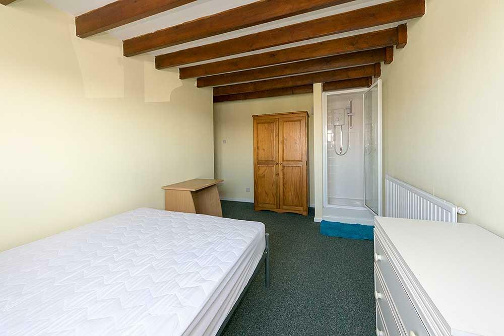 Bedroom 7 with shower.1.jpg