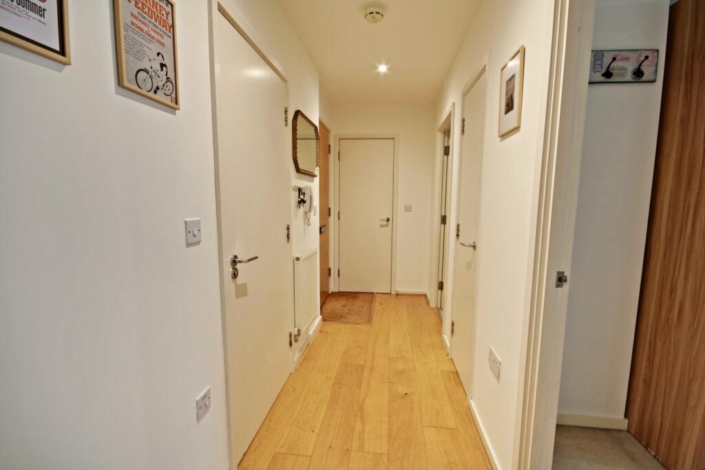 101 QMH - Hallway-door