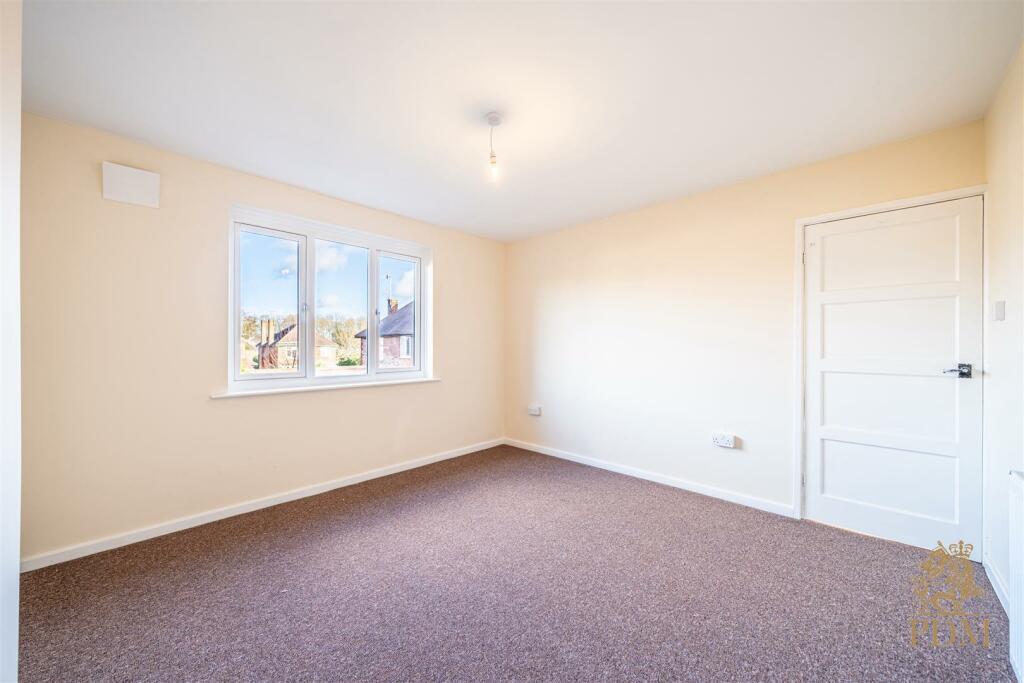 40 Russell Drive Wollaton Nottingham NG8 2BH