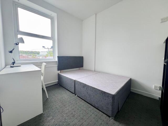 Bright and tidy single bedroom featuring a comf...