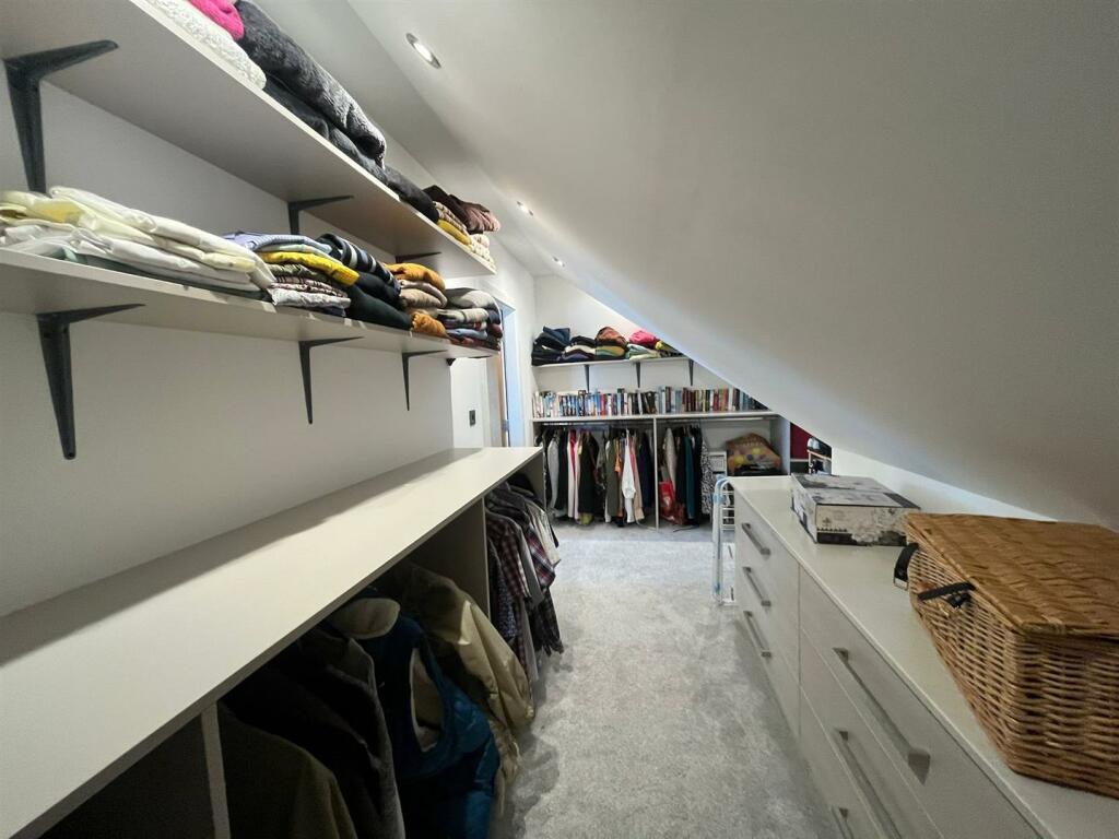 WALK IN WARDROBE &amp; DRESSING AREA
