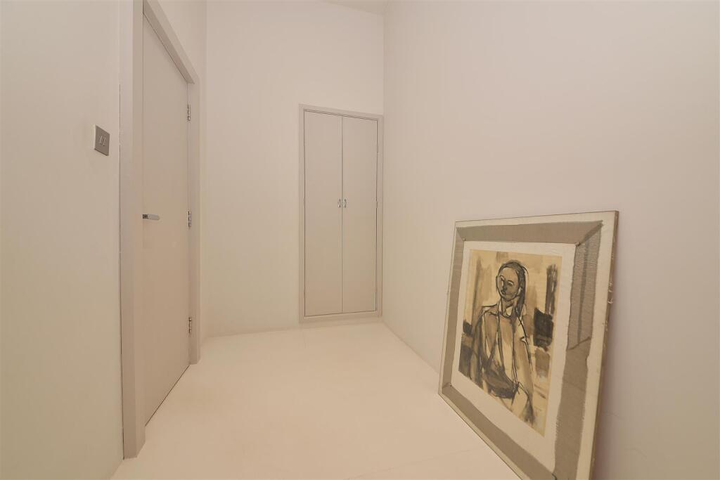 Apt 1 3-4 James Street - hall.jpg