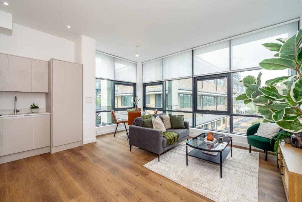 25_30_TheCauseway...