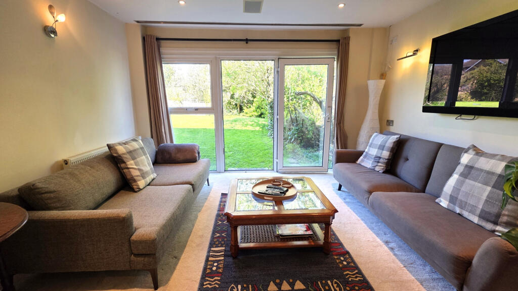LOUNGE AREA