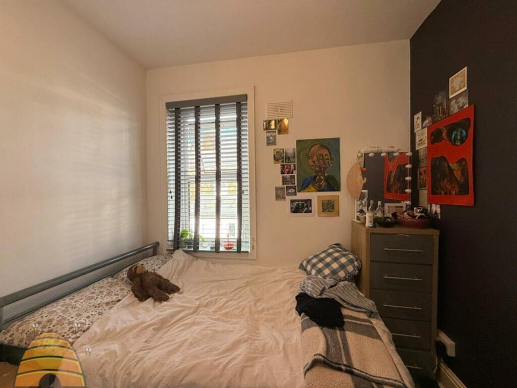 A cozy double bedroom with good natural light a...