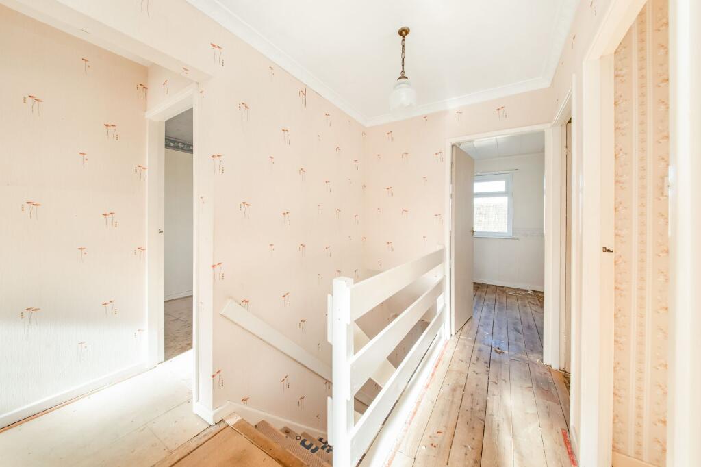 FIRST FLOOR LANDING