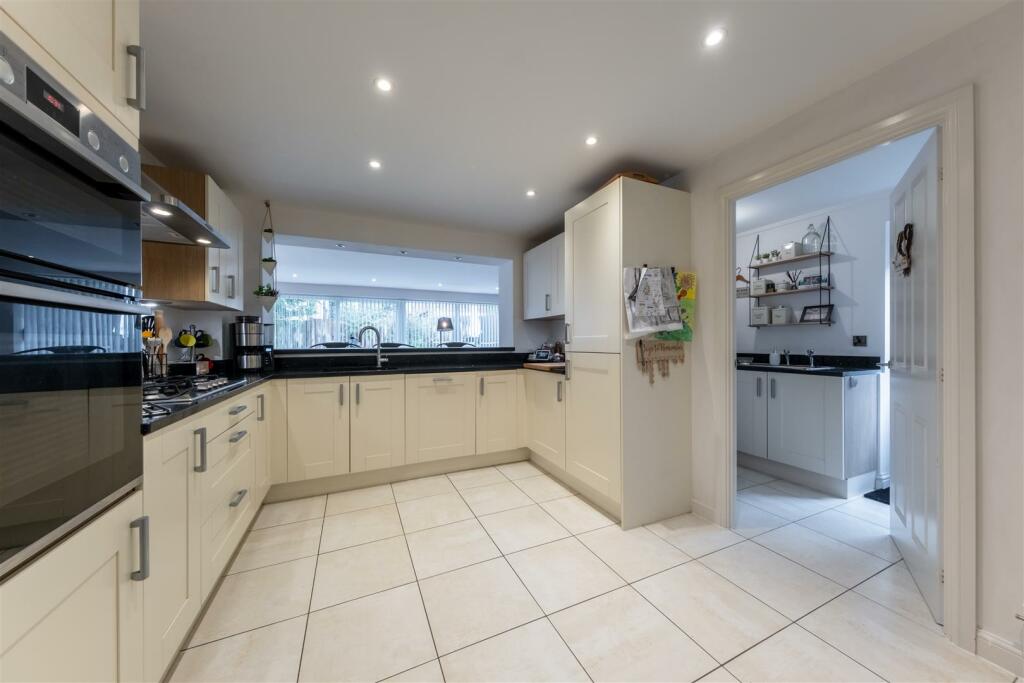 2 Rose Close-001.jpg